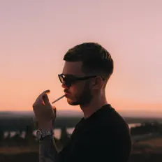 聆聽 Travie、觀看音樂影片、閱讀小傳、查看巡演日期等！
