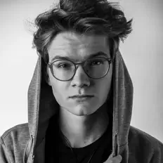 SKILI을(를) 듣고, 뮤직 비디오를 보고, 약력을 읽고, 투어 일정 등을 확인하세요!