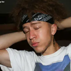 Pop Starを聴いたり、ミュージックビデオを鑑賞したり、経歴やツアー日程などを確認したりしましょう！