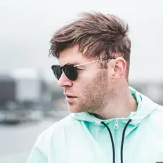 Hör dir HIGHSOCIETY an, schau dir Musikvideos an, lies die Biografie, finde Tourdaten und mehr!