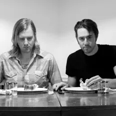 The Swift Drag सुनें, म्यूज़िक वीडियो देखें, बायो पढ़ें, दौरे की तारीखें और बहुत कुछ देखें!