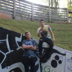 聆聽 DK Mob、觀看音樂影片、閱讀小傳、查看巡演日期等！