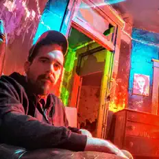 Ouve John Bruce, vê vídeos de música, lê a biografia, vê as datas da digressão e muito mais!