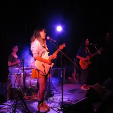 ZoKi Bandを聴いたり、ミュージックビデオを鑑賞したり、経歴やツアー日程などを確認したりしましょう！