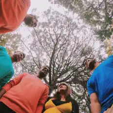 Poslechněte si interpreta Inalab, sledujte hudební videa, přečtěte si životopis, podívejte se na data turné a další informace.