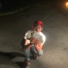 Quee Dinero dinle, müzik videolarını izle, biyografisini oku, tur tarihlerini ve daha fazlasını gör!