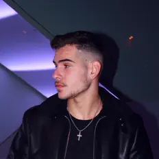 Escucha a Dény, mira videos musicales, lee su biografía, consulta las fechas de las gira y más.