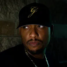 Écoutez Courtney Adrian, regardez des vidéoclips, lisez la biographie, consultez les dates de tournée et plus encore !