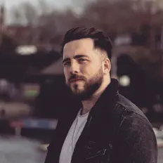 聆聽 David Sully、觀看音樂影片、閱讀小傳、查看巡演日期等！