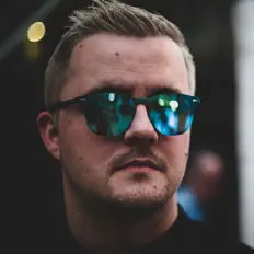 Roman Pearce: песни, клипы, биография, даты выступлений и многое другое.