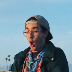 Alacajam सुनें, म्यूज़िक वीडियो देखें, बायो पढ़ें, दौरे की तारीखें और बहुत कुछ देखें!