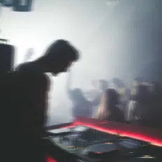 Dengarkan Ezra, tonton video musik, baca bio, lihat tanggal tur & lainnya!