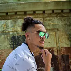 Hör dir Tired God an, schau dir Musikvideos an, lies die Biografie, finde Tourdaten und mehr!