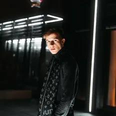 Silent Traceを聴いたり、ミュージックビデオを鑑賞したり、経歴やツアー日程などを確認したりしましょう！