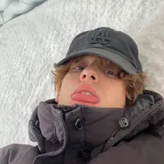 ODINOKIIを聴いたり、ミュージックビデオを鑑賞したり、経歴やツアー日程などを確認したりしましょう！