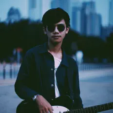 聆聽 Elang Defrianto、觀看音樂影片、閱讀小傳、查看巡演日期等！