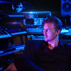 收听 Sjamsoedin、观看音乐视频、阅读小传、查看巡演日期等 ！