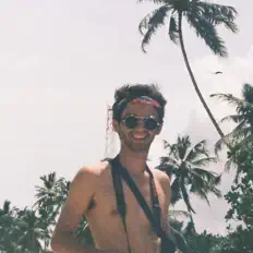 Hugz을(를) 듣고, 뮤직 비디오를 보고, 약력을 읽고, 투어 일정 등을 확인하세요!