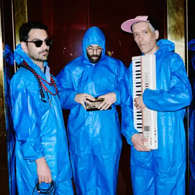Listen to Montanhas Azuis, watch music videos, read bio, see tour dates & more!
