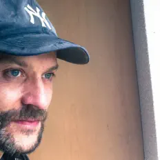 Tanzibassを聴いたり、ミュージックビデオを鑑賞したり、経歴やツアー日程などを確認したりしましょう！