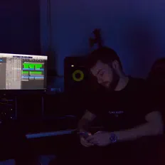 Ascolta Dada, guarda video musicali, leggi la biografia, vedi le date del tour & altro!