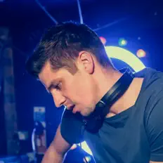 聆聽 Adam Lester、觀看音樂影片、閱讀小傳、查看巡演日期等！
