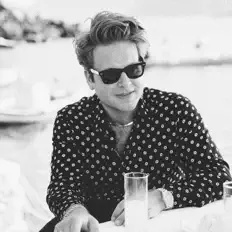 Luister naar Corfu, bekijk muziekvideo's, lees de bio, bekijk de tourdata, en meer!