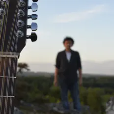 聆聽 Donas、觀看音樂影片、閱讀小傳、查看巡演日期等！