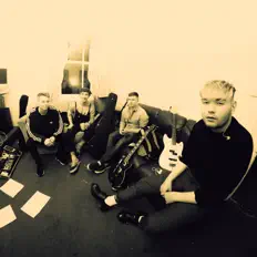 Ouve HoneyTrap, vê vídeos de música, lê a biografia, vê as datas da digressão e muito mais!