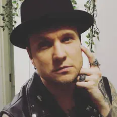 Erakossaを聴いたり、ミュージックビデオを鑑賞したり、経歴やツアー日程などを確認したりしましょう！