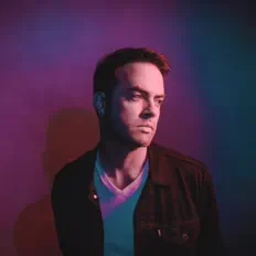 Escucha a Travis Hayes, mira videos musicales, lee su biografía, consulta las fechas de las gira y más.