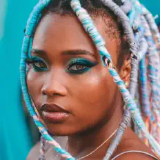 收听 Táyra、观看音乐视频、阅读小传、查看巡演日期等 ！