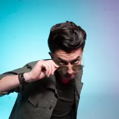 聆聽 Julio Torres、觀看音樂影片、閱讀小傳、查看巡演日期等！
