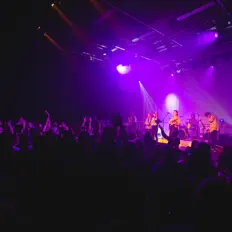 Écoutez Horses on the Beach, regardez des vidéoclips, lisez la biographie, consultez les dates de tournée et plus encore !