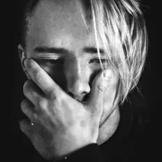 Poslechněte si interpreta Jiflijin, sledujte hudební videa, přečtěte si životopis, podívejte se na data turné a další informace.