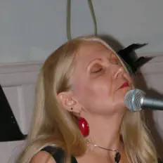 Posłuchaj wykonawcy Kari Tieger, obejrzyj teledyski, przeczytaj biografię, zobacz daty tras koncertowych i nie tylko!