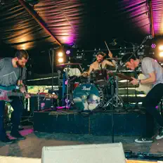 Dead Ground सुनें, म्यूज़िक वीडियो देखें, बायो पढ़ें, दौरे की तारीखें और बहुत कुछ देखें!