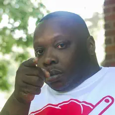 Poslechněte si interpreta Bigg Cee, sledujte hudební videa, přečtěte si životopis, podívejte se na data turné a další informace.