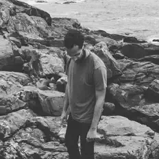 聆聽 Guilty Ghosts、觀看音樂影片、閱讀小傳、查看巡演日期等！