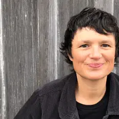 Carrie Fergusonを聴いたり、ミュージックビデオを鑑賞したり、経歴やツアー日程などを確認したりしましょう！