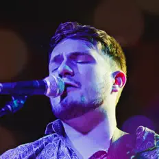 Ross Arthur सुनें, म्यूज़िक वीडियो देखें, बायो पढ़ें, दौरे की तारीखें और बहुत कुछ देखें!