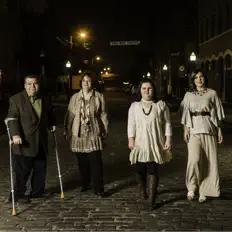 Small Town Revivalを聴いたり、ミュージックビデオを鑑賞したり、経歴やツアー日程などを確認したりしましょう！