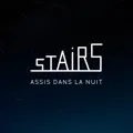 * Assis dans la nuit