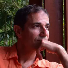 Hör dir Nader Vasseghi an, schau dir Musikvideos an, lies die Biografie, finde Tourdaten und mehr!