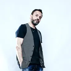 Giò Di Tonnoを聴いたり、ミュージックビデオを鑑賞したり、経歴やツアー日程などを確認したりしましょう！