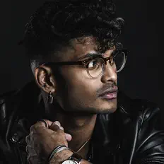 Escucha a Jona, mira videos musicales, lee su biografía, consulta las fechas de las gira y más.