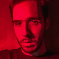 Stray Gravityを聴いたり、ミュージックビデオを鑑賞したり、経歴やツアー日程などを確認したりしましょう！