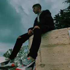 聆聽 ICEFLOW、觀看音樂影片、閱讀小傳、查看巡演日期等！