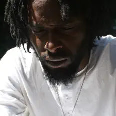 聆聽 Drama Simpson、觀看音樂影片、閱讀小傳、查看巡演日期等！