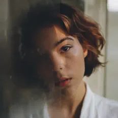 Say Shuを聴いたり、ミュージックビデオを鑑賞したり、経歴やツアー日程などを確認したりしましょう！